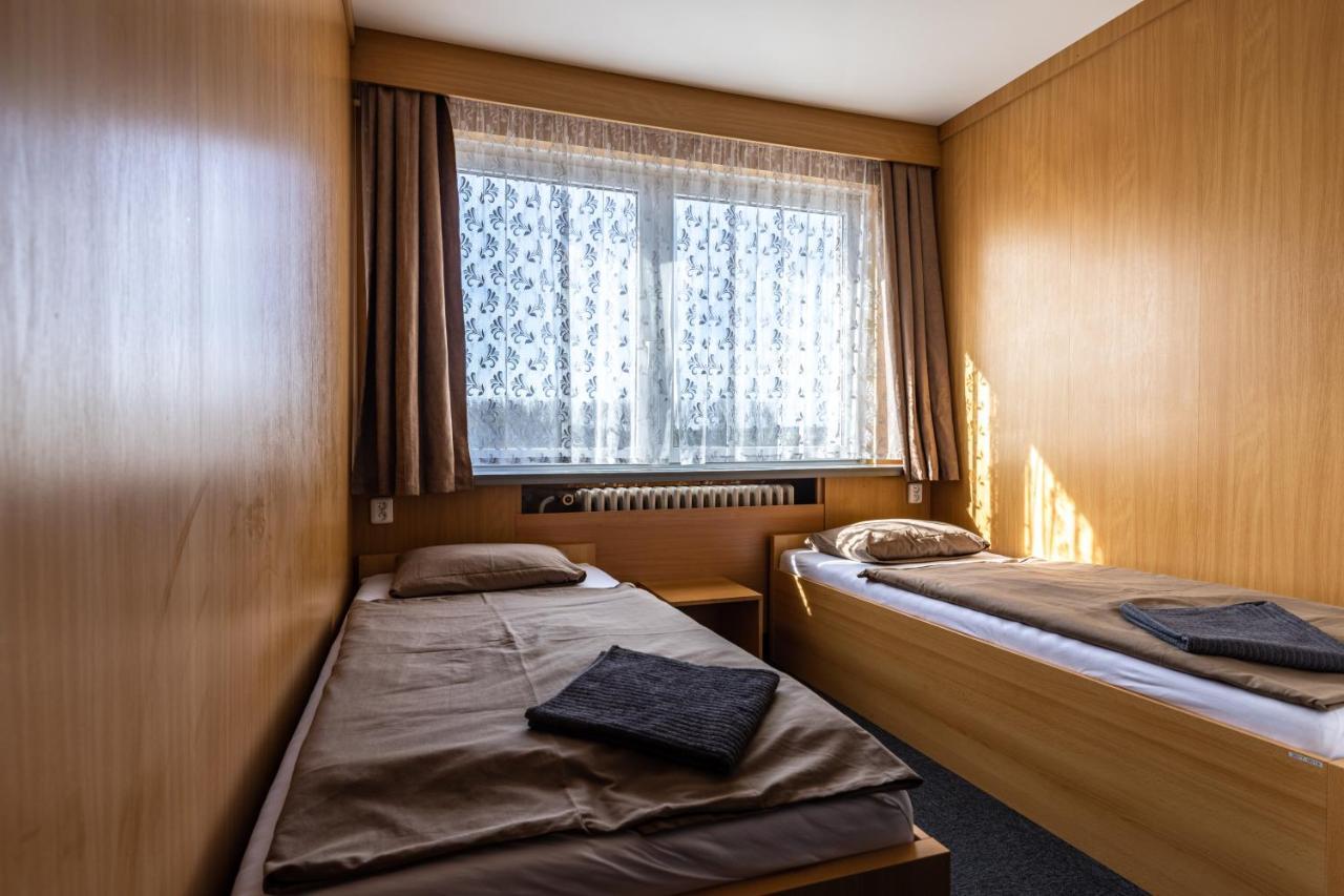 Hotel Zimni Stadion ซลานี ภายนอก รูปภาพ